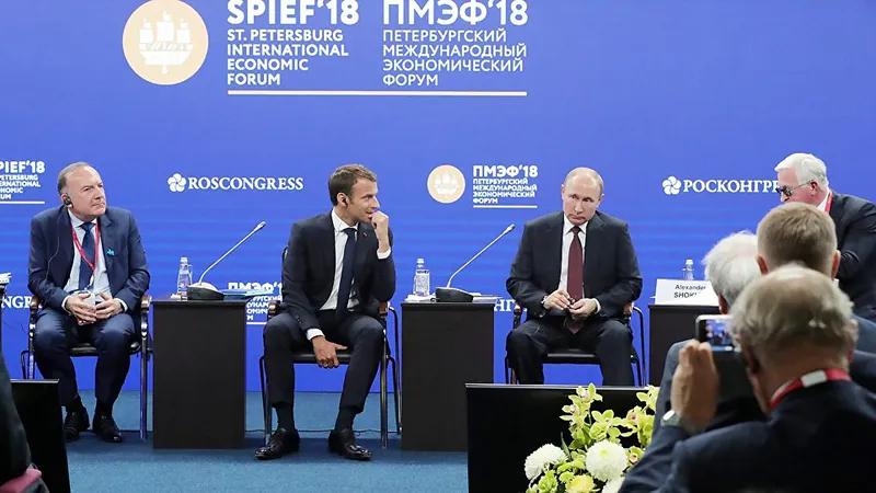 Tổng thống Pháp Macron (thứ 2 từ trái sang) và Tổng thống Nga Putin (thứ 3 từ trái sang) tại Diễn đàn Kinh tế quốc tế St. Petersburg năm 2018