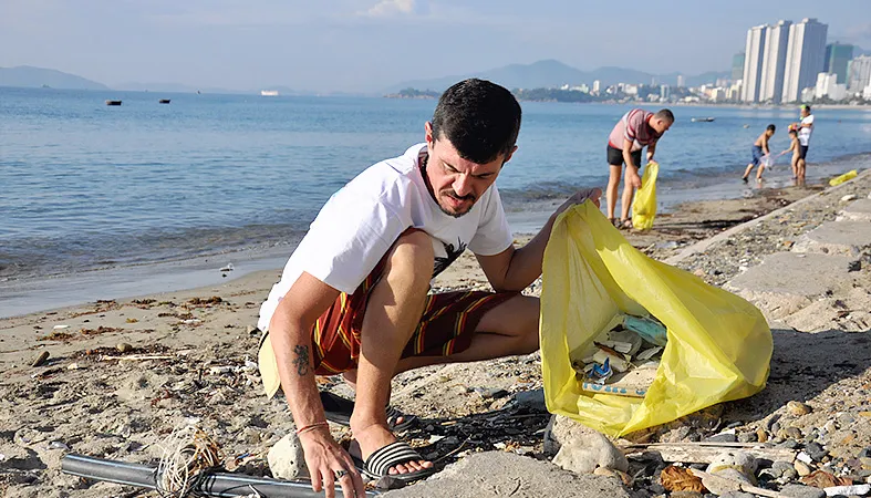 Du khách Nga nhặt rác trên biển Nha Trang