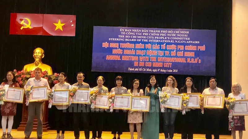 Các tập thể nhận Bằng khen của UBND TP đã tích cực tham gia các hoạt động từ thiện nhân đạo trong nhiều năm liền. Ảnh: THANHUYTPHCM.VN