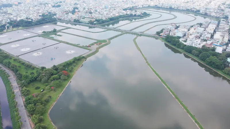 Xử lý nước thải tại Nhà máy xử lý nước thải Bình Hưng Hòa. Ảnh: CAO THĂNG