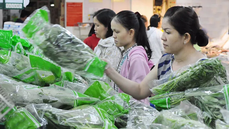Hạn chế sử dụng bao bì ni lông. Ảnh: THÀNH TRÍ