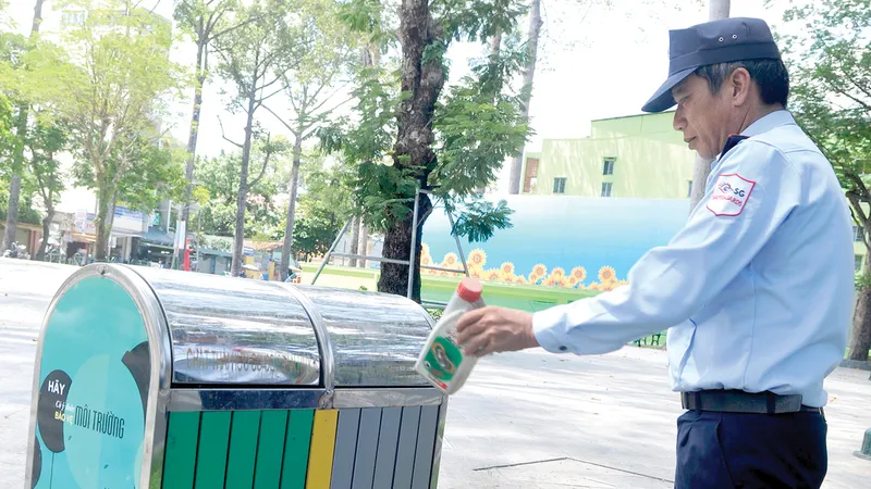 Thùng rác công cộng có 2 ngăn để thực hiện phân loại rác thải tại nguồn ở Công viên Văn Lang, quận 5, TPHCM. Ảnh: THÀNH TRÍ