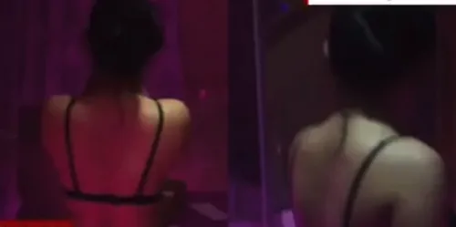 Nữ nhân viên massage không mặc áo phục vụ khách