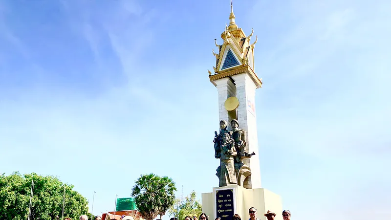 Các cựu sinh viên khóa 14 Khoa Ngữ văn, Đại học Tổng hợp Hà Nội chụp hình lưu niệm trước Tượng đài Quân tình nguyện Việt Nam ở Campuchia