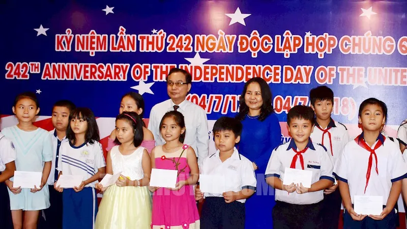 Các em học sinh được nhận học bổng. Thanhuytphcm.vn