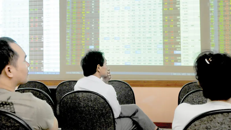Chỉ số VN-Index đã trượt khỏi ngưỡng 900 điểm. Ảnh: THÀNH TRÍ ​