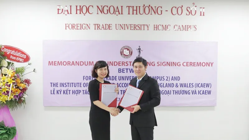 Bà Đặng Thị Mai Trang, Trưởng đại diện ICAEW tại Việt Nam và TS. Phạm Hùng Cường, Trưởng ban QLKH-HTQT Đại học Ngoại thương – Cơ sở II