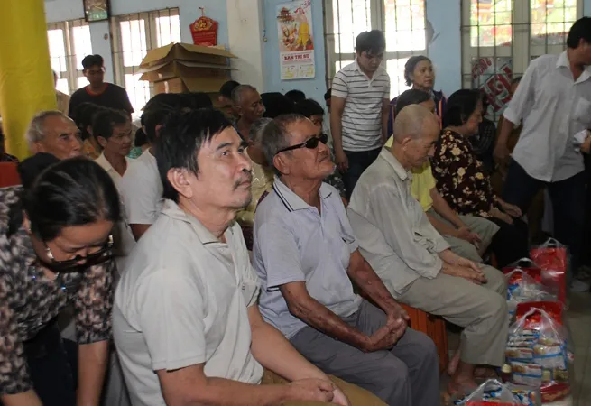 Gần 300 phần quà đến tay người dân nghèo Đồng Tháp