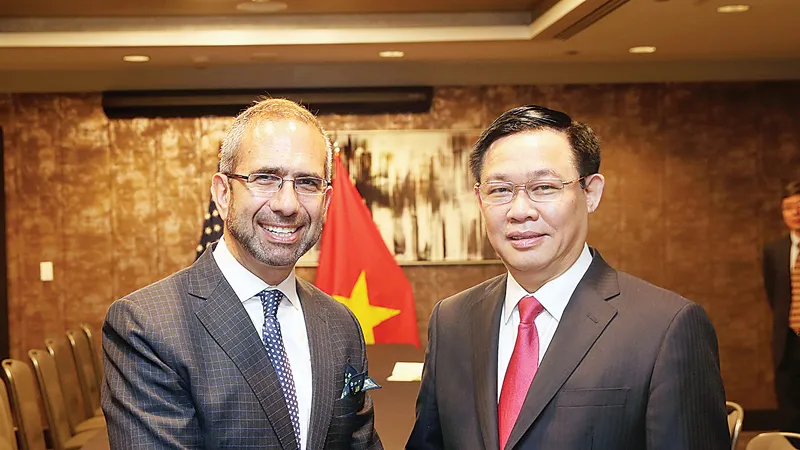 Ông Vương Đình Huệ - Phó Thủ tướng gặp gỡ ông Michael Goltzman - Phó Chủ tịch phụ trách chính sách công, môi trường bền vững và tác động xã hội của Tập đoàn Coca-Cola