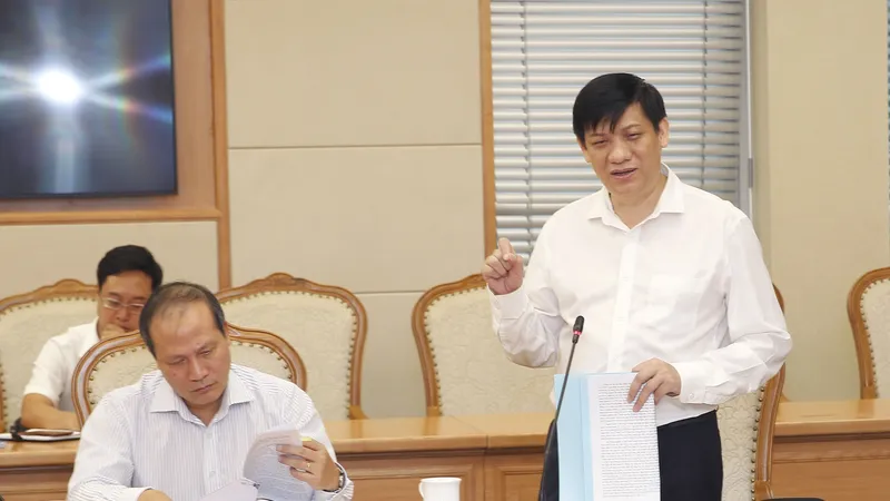 Thứ trưởng Bộ Y tế Nguyễn Thanh Long báo cáo công tác bảo đảm ATTP tại cuộc họp. Ảnh: VGP