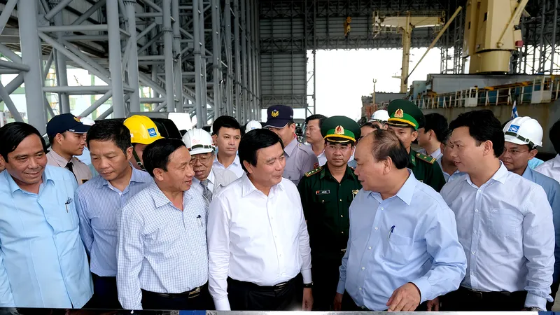 Thủ tướng kiểm tra tình hình hoạt động của cảng nước sâu Sơn Dương. Ảnh: VGP