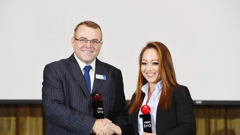 Bà Bùi Minh Mai Khanh – Phó Chủ tịch định phí Chubb Life Việt Nam nhận giải thưởng từ Ban Tổ chức