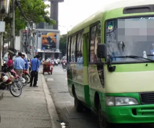 Bến xe buýt nhếch nhác trong khu dân cư