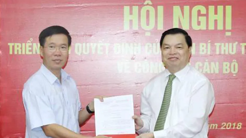 Đồng chí Võ Văn Thưởng, Ủy viên Bộ Chính trị, Bí thư Trung ương Đảng, Trưởng Ban Tuyên giáo Trung ương trao Quyết định của Ban Bí thư điều động, bổ nhiệm đồng chí Lê Mạnh Hùng giữ chức Phó Trưởng Ban Tuyên giáo Trung ương. Ảnh: TTXVN