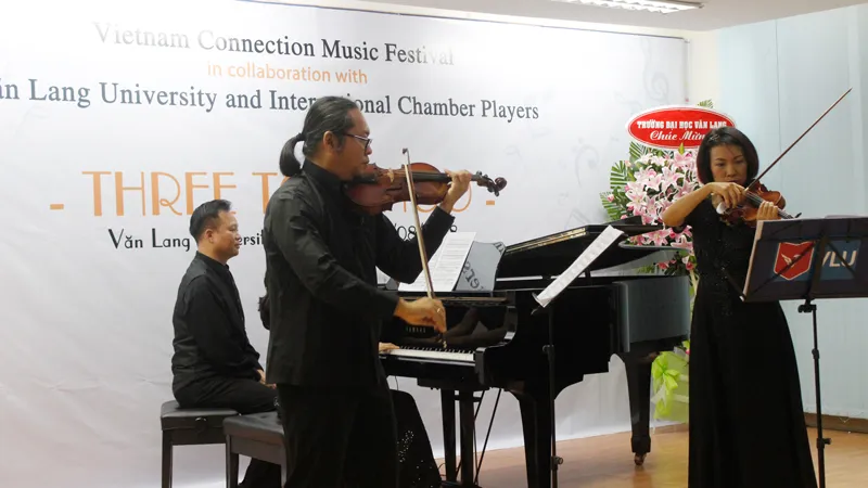 Các nghệ sĩ biểu diễn trong đêm hòa nhạc khai mạc Liên hoan Âm nhạc Vietnam Connection 2018 vào tối 12-8