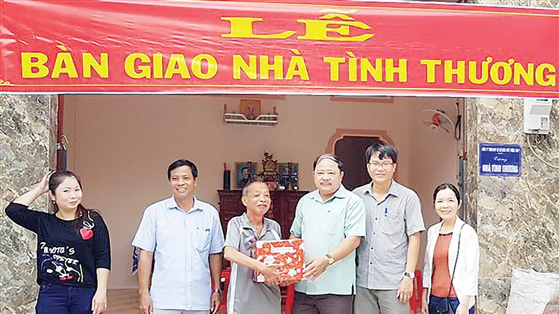 Ông Ngô Thanh Trí trao quà chúc mừng các hộ gia đình
