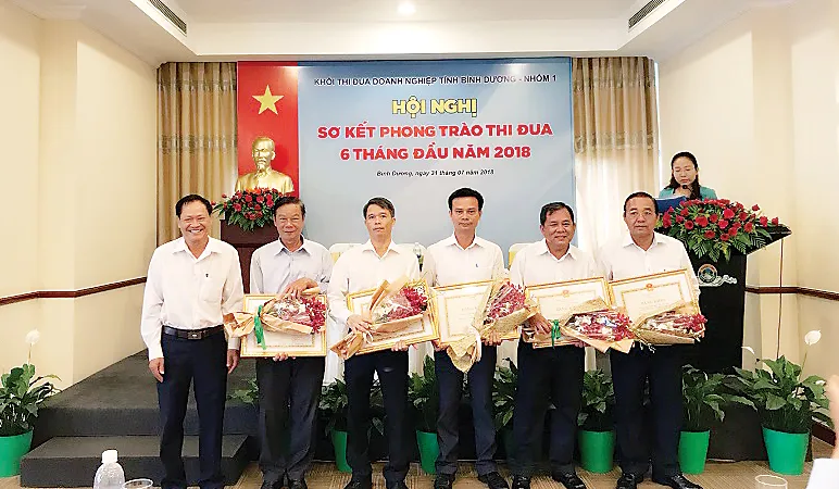 Ông Trần Trọng Lâm - Trưởng Ban Thi đua, khen thưởng tỉnh trao Bằng khen cho đại diện 05 doanh nghiệp