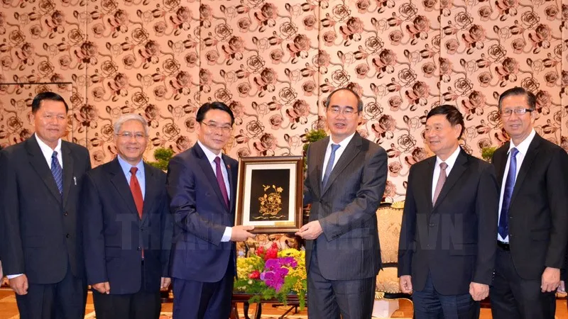 Bí thư Thành ủy TPHCM Nguyễn Thiện Nhân tặng quà lưu niệm đoàn đại biểu Hội Hữu nghị Lào - Việt. Ảnh: hcmcpv
