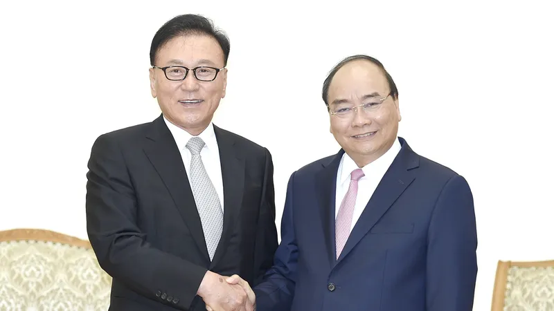Thủ tướng Nguyễn Xuân Phúc tiếp Tổng Lãnh sự Danh dự Việt Nam tại khu vực Busan - Kyeongnam, Hàn Quốc, ông Park Soo Kwan. Ảnh: VGP