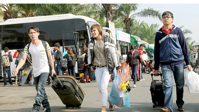 Di dời Bến xe miền Đông ra xa trung tâm sẽ gây khó khăn cho hàng chục ngàn hành khách mỗi ngày. Ảnh: CAO THĂNG
