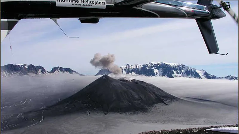 Núi lửa lớn nhất bang Alaska “thức giấc”