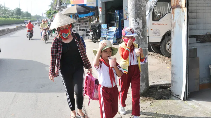 Học sinh một trường tiểu học ở huyện Hóc Môn trên đường về nhà sau giờ tan trường. Ảnh: THÀNH TRÍ