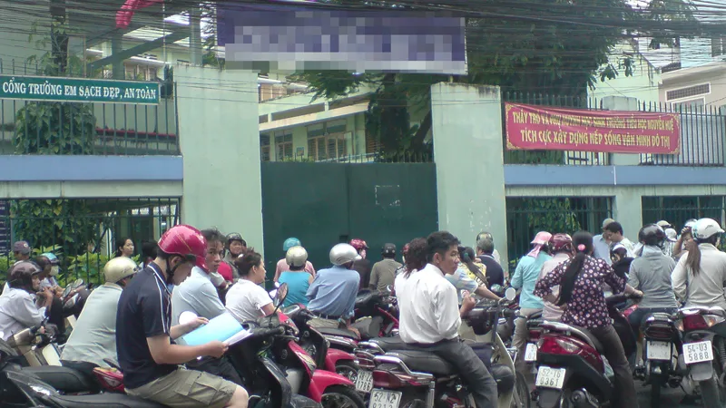 Xanh - sạch trước cổng trường