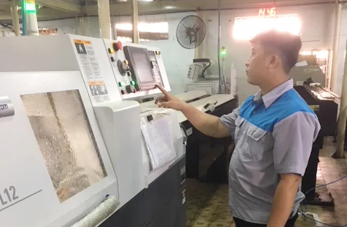 Một doanh nghiệp cơ khí tại quận 8, TPHCM, đầu tư dây chuyền tự động sản xuất bình xăng con xe máy để cạnh tranh với hàng nhập lậu. Ảnh: DŨNG LÊ