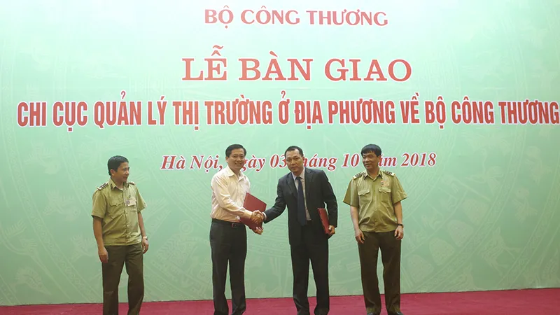  Lễ bàn giao 28 Chi cục Quản lý thị trường phía Bắc về Bộ Công Thương. Ảnh: tapchicongthuong