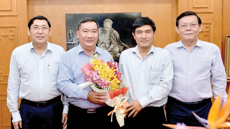 Lãnh đạo Ban Nội chính Thành ủy TPHCM tặng hoa phóng viên Đỗ Trà Giang. Ảnh: VIỆT DŨNG