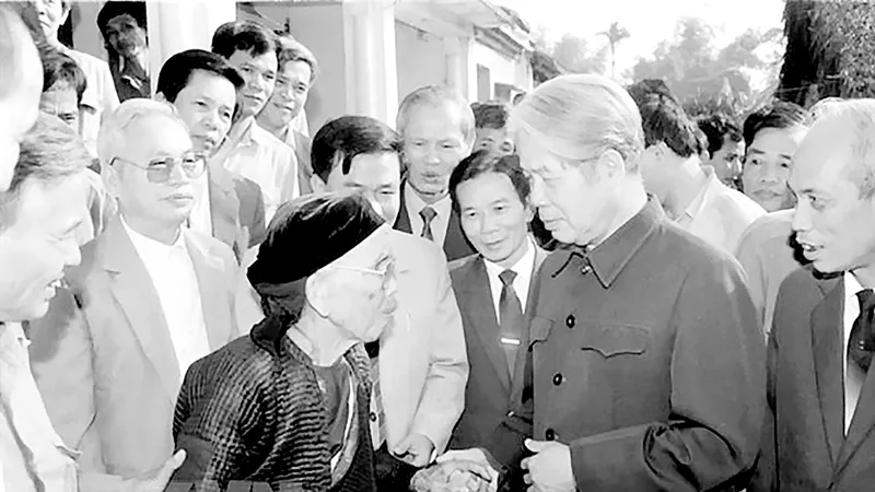 Tổng Bí thư Đỗ Mười nói chuyện thân mật với nhân dân xã Lê Lợi, huyện Thường Tín - Hà Tây (cũ), ngày 1-11-1992. Ảnh: TTXVN