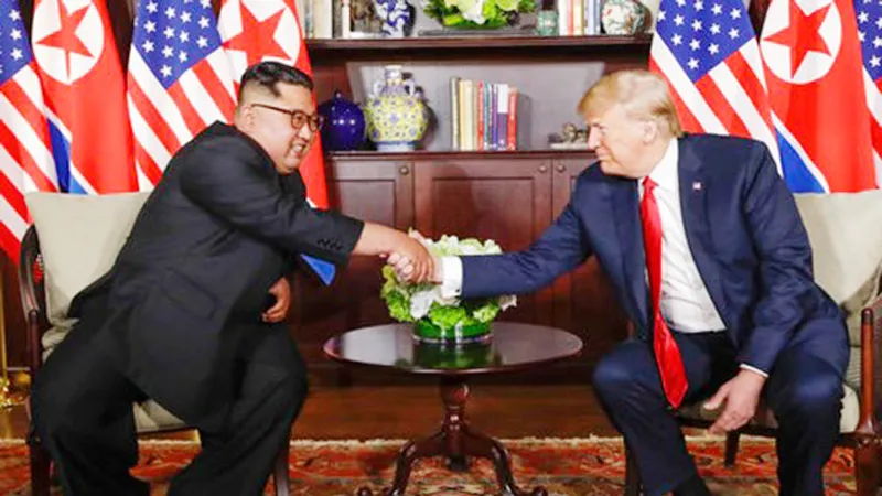 Tổng thống Mỹ Donald Trump và nhà lãnh đạo Triều Tiên Kim Jong-un ở cuộc gặp thượng đỉnh lần đầu tiên tại Singapore hồi tháng 6-2018