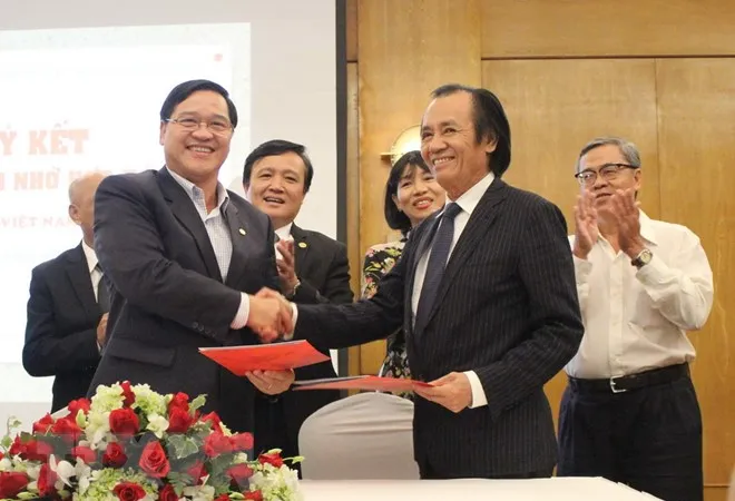 Đại diện Hiệp hội Doanh nhân người Việt Nam ở nước ngoài và Hiệp hội Doanh nghiệp TP Hồ Chí Minh ký kết biên bản ghi nhớ hợp tác. Ảnh: TTXVN
