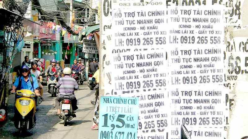 Các hình thức cho vay trả góp bủa vây người dân. Ảnh: HOÀNG HÙNG