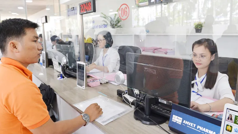 Để giữ chân đội ngũ cán bộ, công chức, viên chức, TPHCM đã triển khai chi trả thu nhập tăng thêm. Ảnh: VIỆT DŨNG