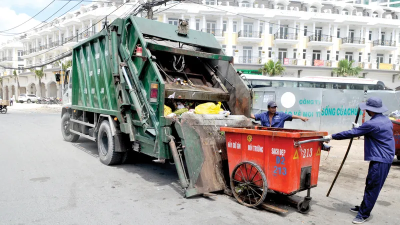Xe thu gom rác tại quận 8, TPHCM. Ảnh: THÀNH TRÍ