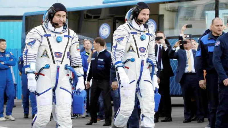 Phi hành gia Nga Aleksey Ovchinin (trái) và phi hành gia Mỹ Nick Hague trước khi lên tàu vũ trụ Soyuz MS-10 trong chuyến phóng ngày 11-10-2018. EPA