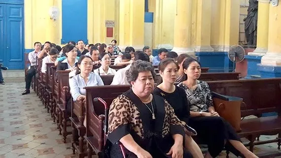 Bị cáo Hứa Thị Phấn (hàng đầu, bên trái) tại một phiên tòa