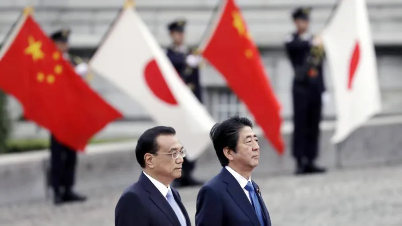 Thủ tướng Trung Quốc Lý Khắc Cường (trái) và Thủ tướng Nhật Bản Shinzo Abe trong chuyến thăm Nhật Bản tháng 5 vừa qua