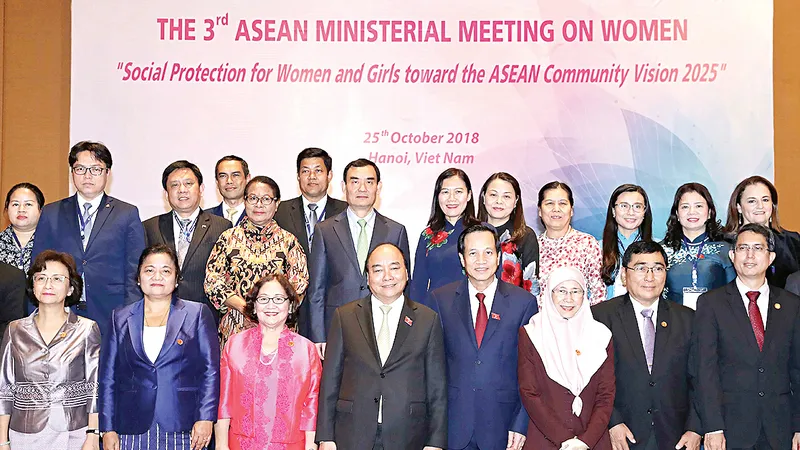 Thủ tướng Nguyễn Xuân Phúc cùng các đại biểu dự Hội nghị Bộ trưởng Phụ nữ ASEAN lần thứ 3. Ảnh: TTXVN