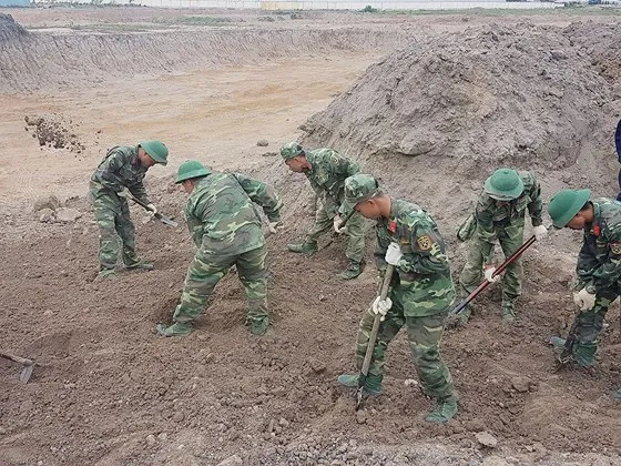 Lực lượng Công binh Bộ Tư lệnh TPHCM tham gia tìm kiếm hài cốt liệt sĩ. Ảnh: Hoài Nam