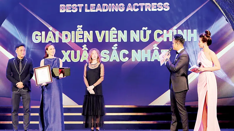 Trao giải diễn viên nữ chính xuất sắc tại Liên hoan phim quốc tế Hà Nội lần thứ V - 2018