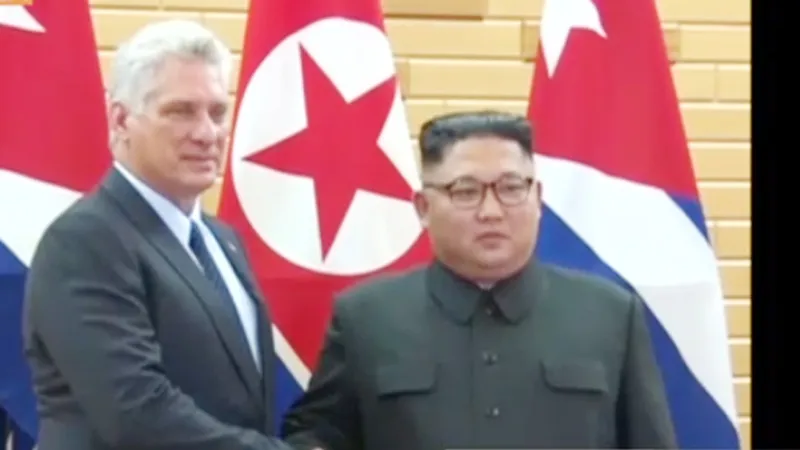 Nhà lãnh đạo Triều Tiên Kim Jong-un (phải) và Chủ tịch Cuba Miguel Diaz-Canel