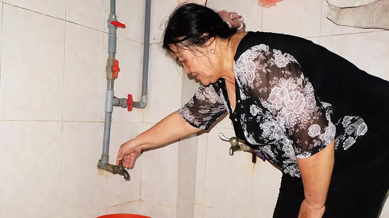 Bà Nguyễn Thị Thu Hiền (ngụ phường Mỹ An, quận Ngũ Hành Sơn) khốn khổ vì không có nước sinh hoạt