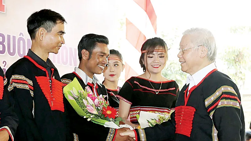 Tổng Bí thư, Chủ tịch nước Nguyễn Phú Trọng tặng quà cho các buôn, thôn xã Dur Kmăl, huyện Krông Ana. Ảnh: TTXVN