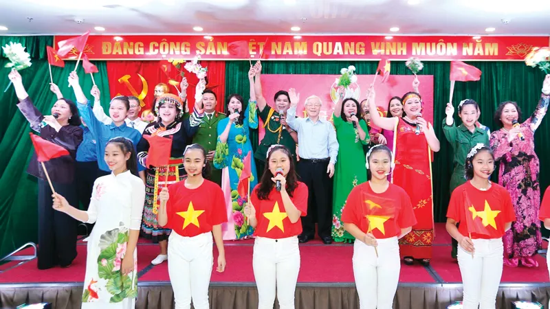 Tổng Bí thư, Chủ tịch nước Nguyễn Phú Trọng tham gia văn nghệ cùng cán bộ, nhân dân địa bàn dân cư số 6, phường Nguyễn Du