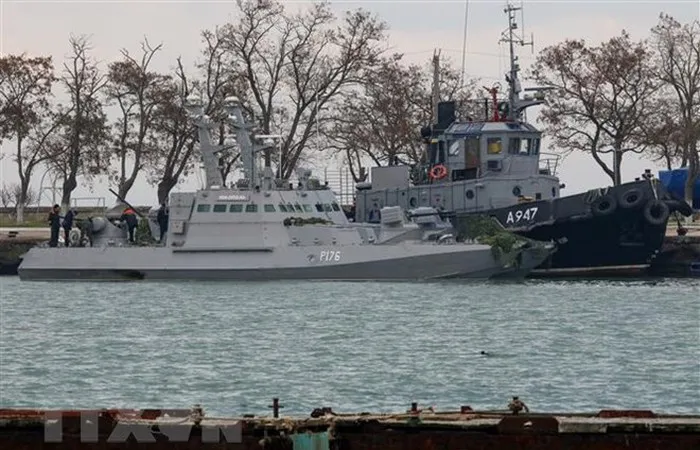 Tàu quân sự Ukraine bị lực lượng biên phòng trực thuộc FSB bắt giữ tại cảng Kerch ngày 26-11-2018. Ảnh: TTXVN