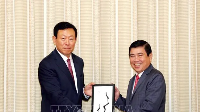 Chủ tịch UBND TPHCM Nguyễn Thành Phong tiếp ông Shin Dong Bin, Chủ tịch Tập đoàn Lotte (Hàn Quốc). Ảnh: TTXVN