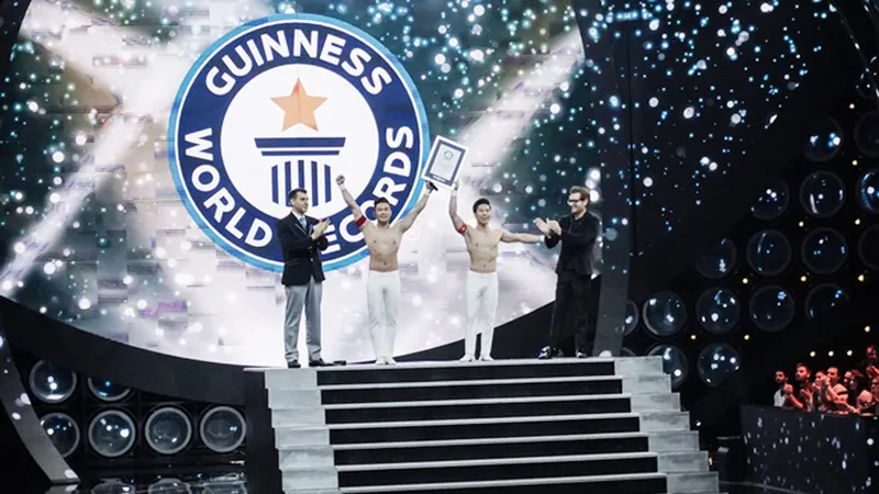 “Hoàng tử xiếc” Quốc Cơ - Quốc Nghiệp xác lập kỷ lục Guinness thế giới