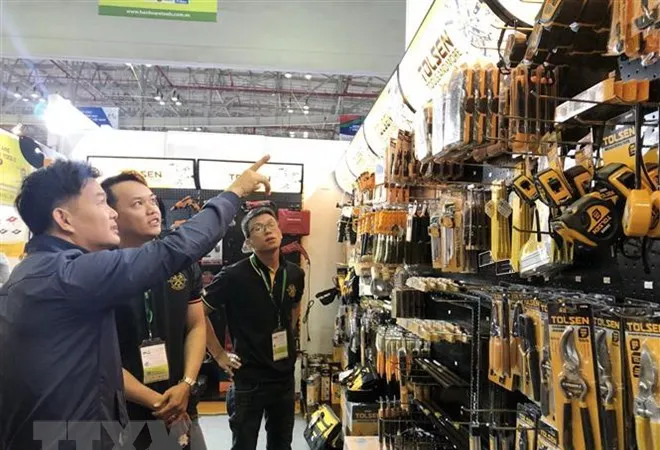Nhiều sản phẩm công nghiệp hỗ trợ thu hút khách tham quan. Ảnh: TTXVN